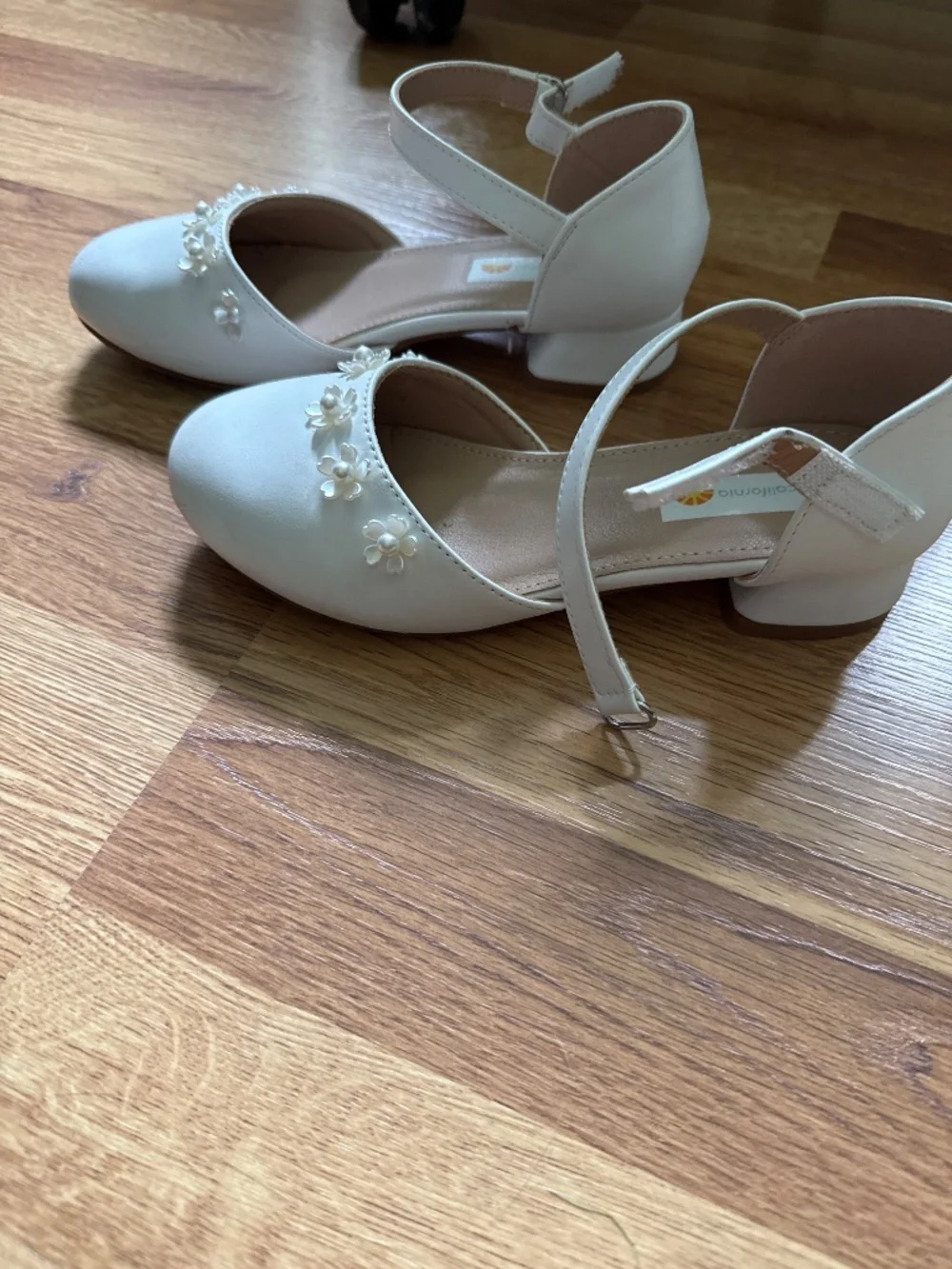 Girls white shoes, size 1